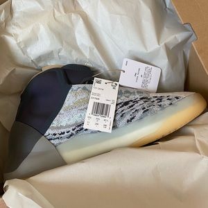 Brand NEW Yeezy Quantum basketball - size 11